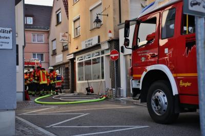 Winnenden: Nebelalarmanlage verursacht morgendlichen Feuerwehreinsatz in der Fussgaengerzone - Feuerwehr schlaegt Tuere ein